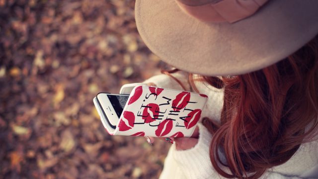 スマホで保険を検索する女の子
